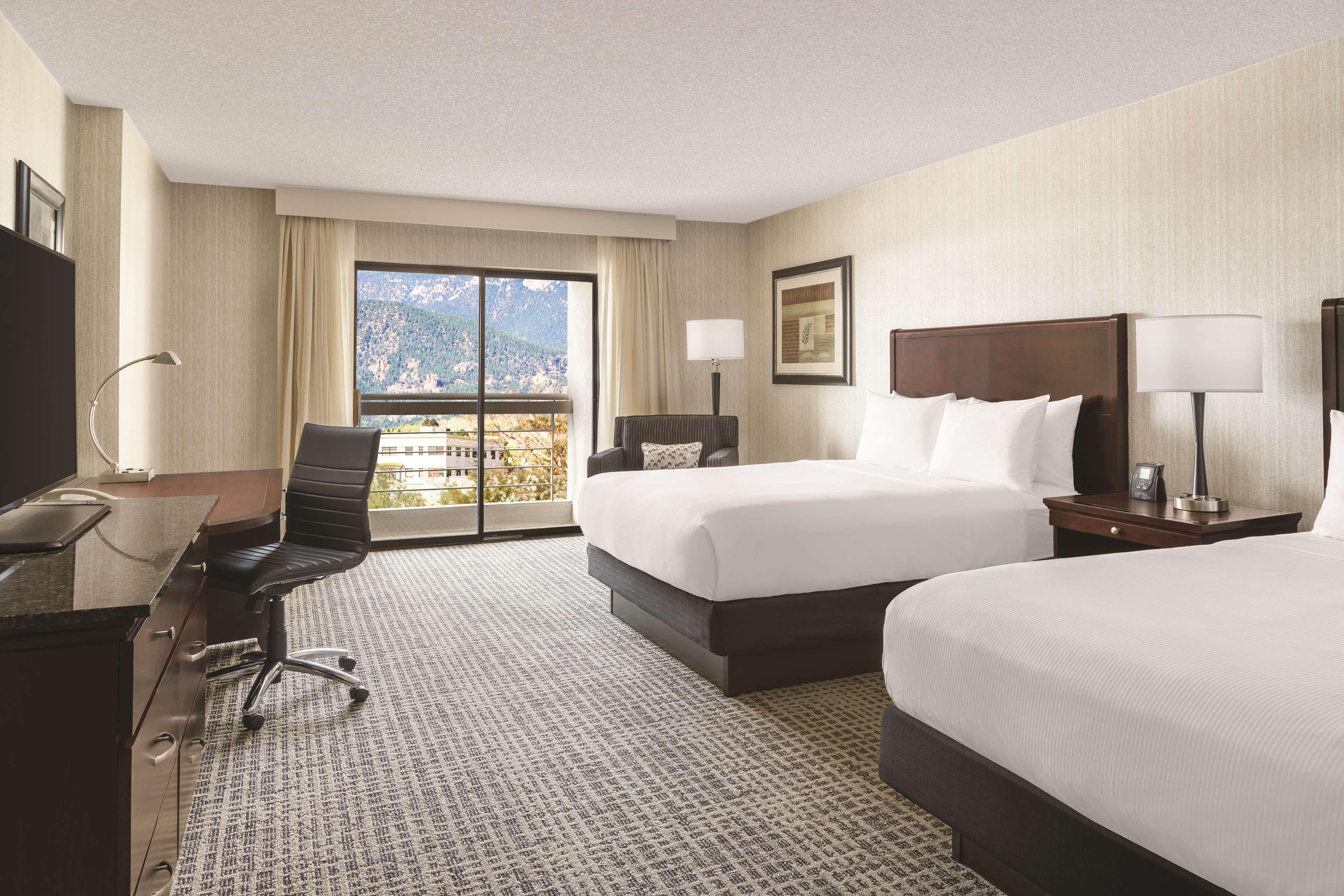Hotel Doubletree By Hilton Colorado Springs Esterno foto