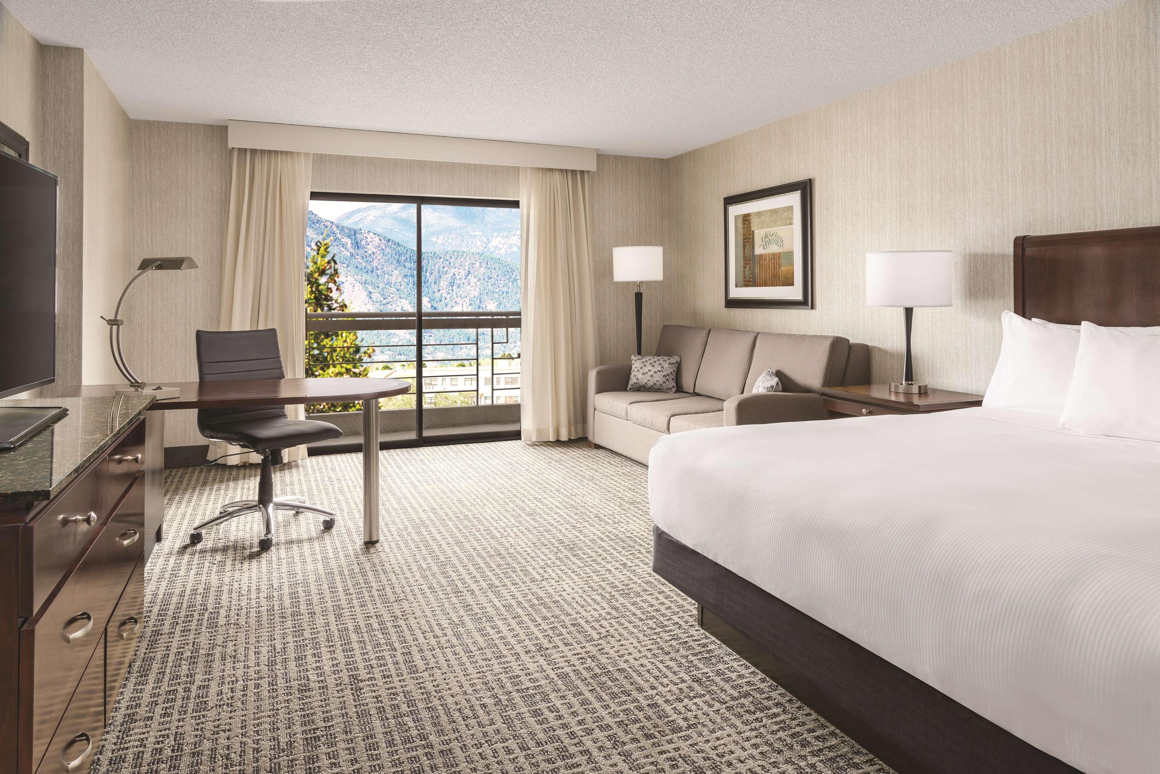 Hotel Doubletree By Hilton Colorado Springs Esterno foto