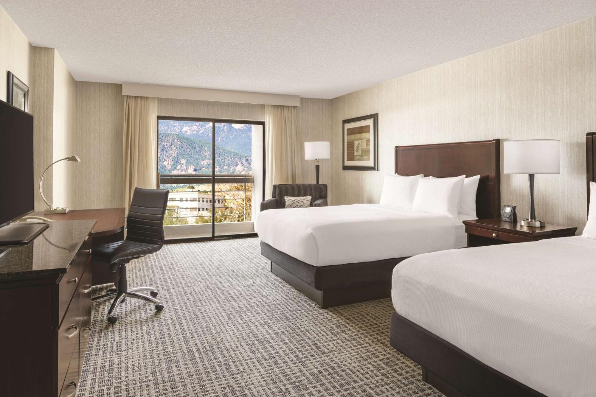 Hotel Doubletree By Hilton Colorado Springs Esterno foto