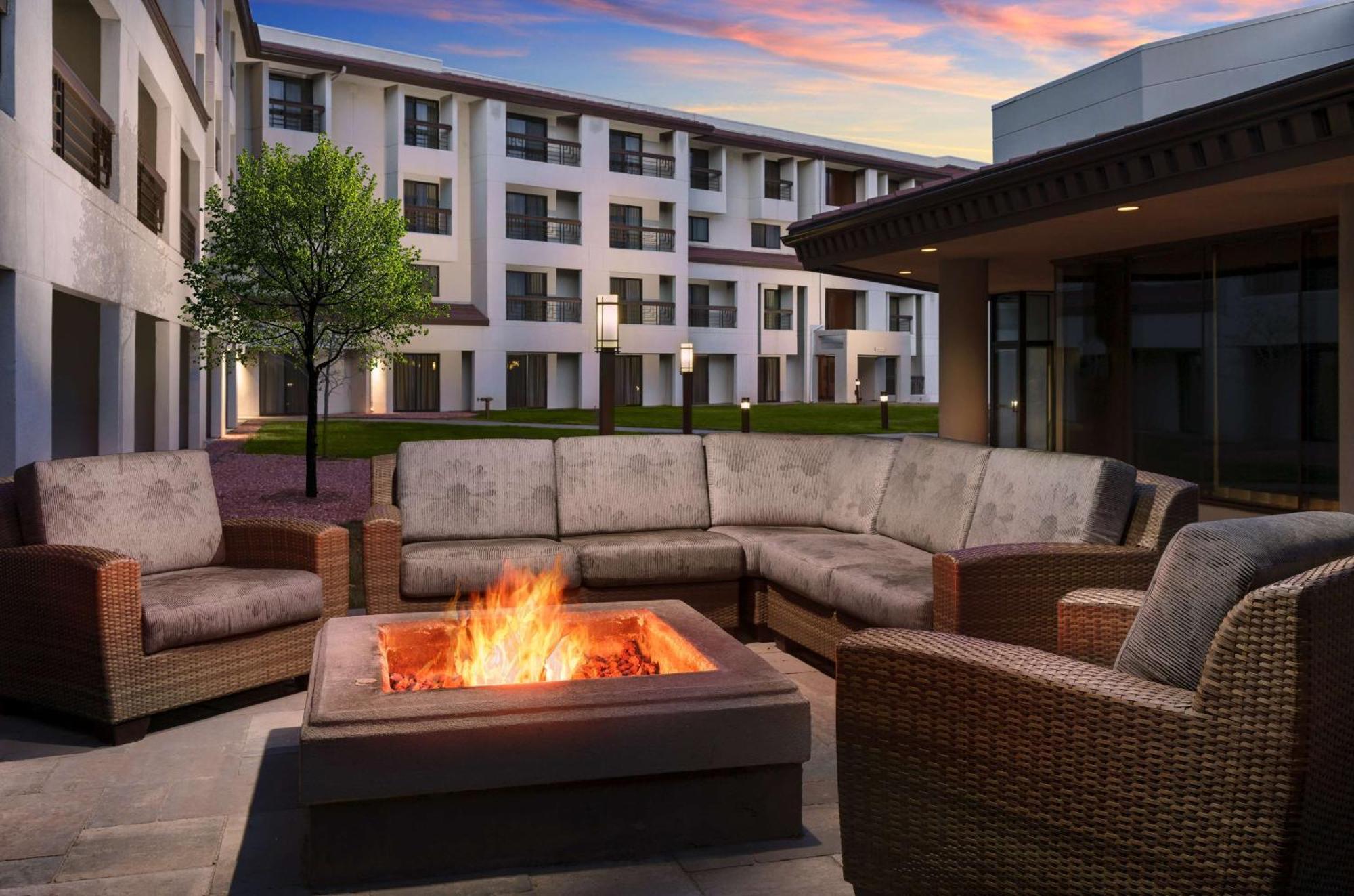 Hotel Doubletree By Hilton Colorado Springs Esterno foto
